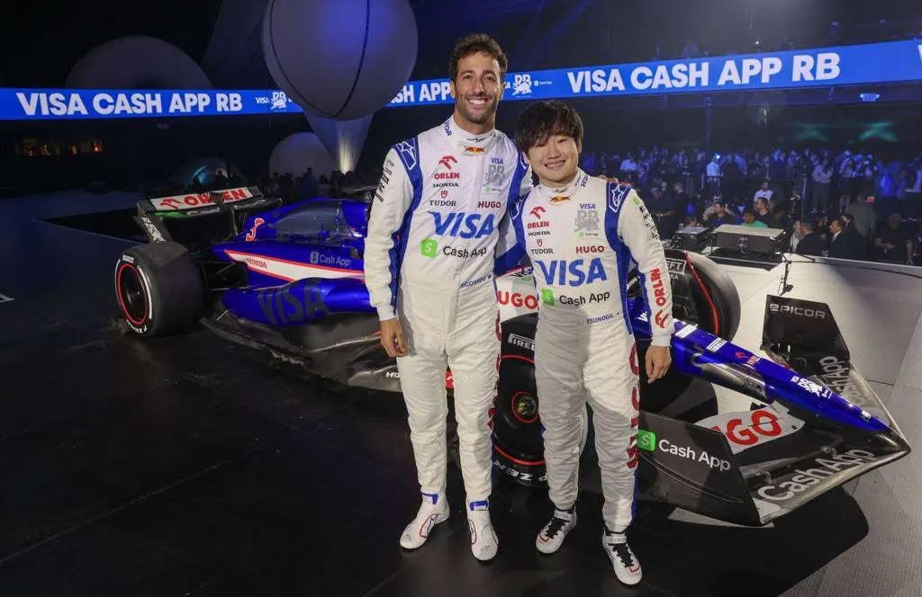 Daniel Ricciardo (left) and Yuki Tsunoda