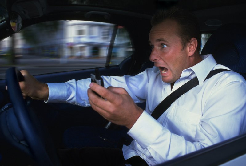 Everyone is awful: new study shows that 88 percent of us use our phones while driving lead image