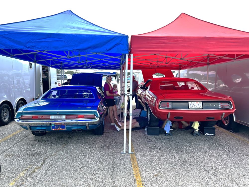 1970 Challenger R/T in EB5 and 1970 'Cuda in FE5