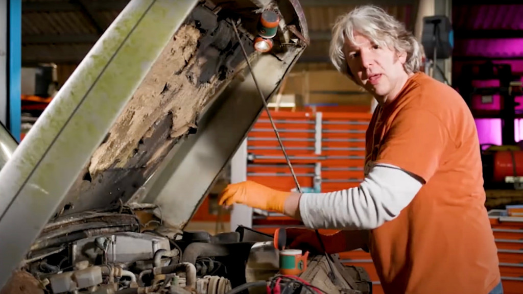 Edd China works on a 1982 Land Rover Range Rover