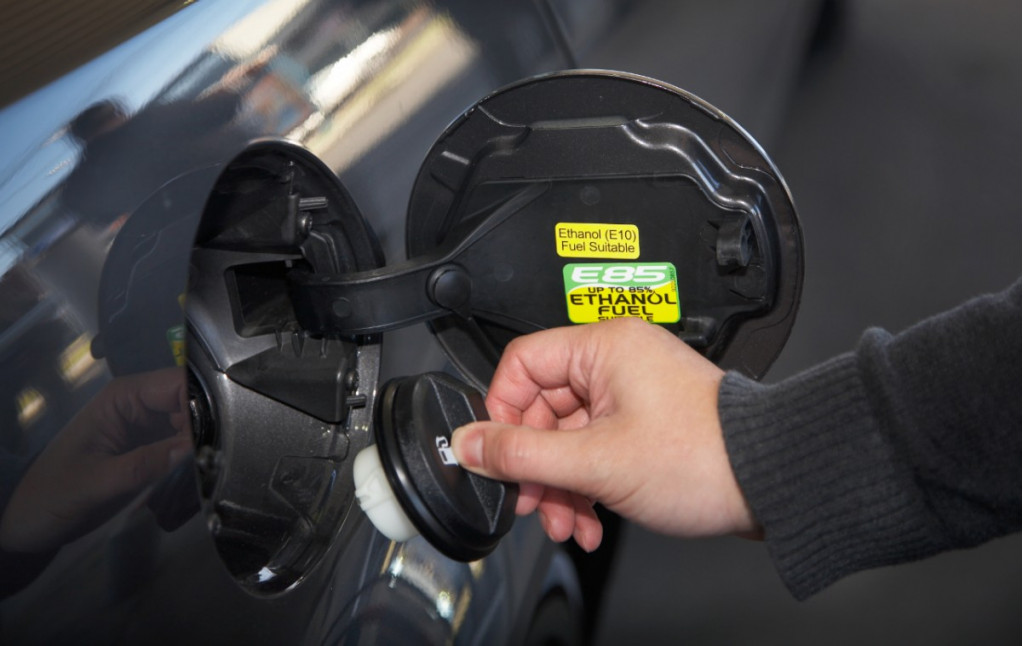 Peringatan etanol di pengisi bahan bakar