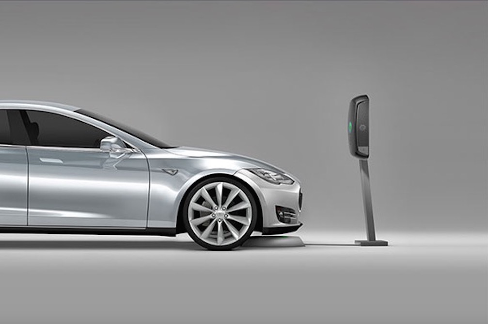Pengisi daya nirkabel Evatran Plugless untuk Tesla Model S