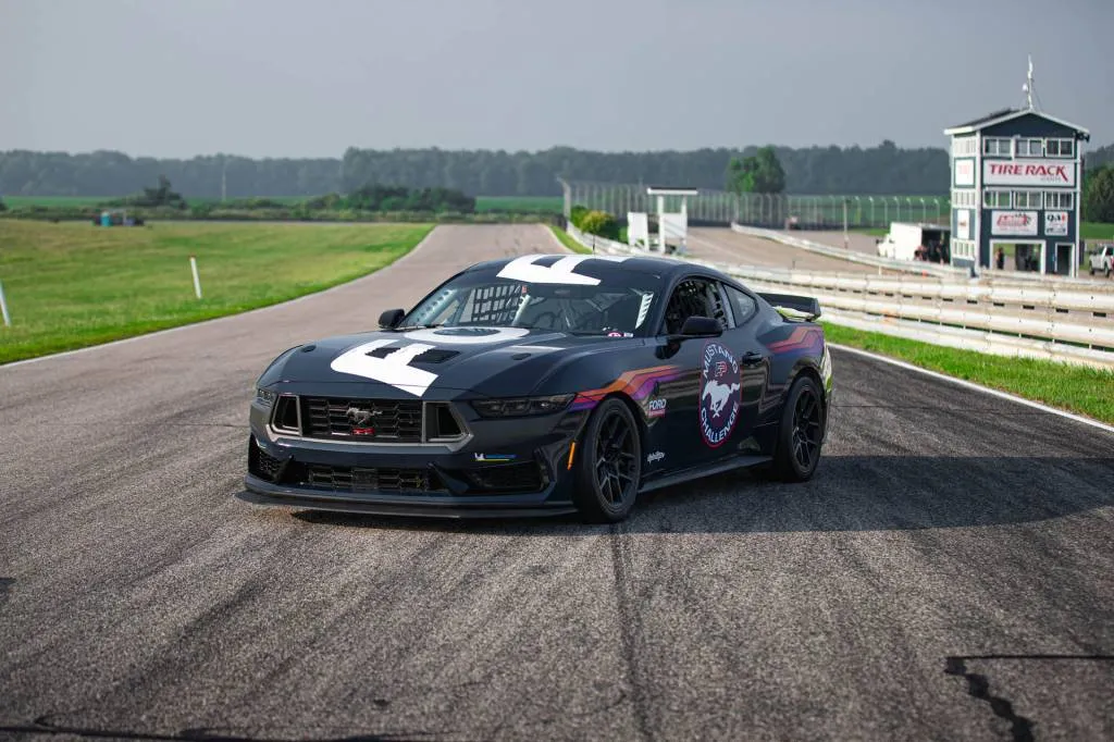 ford-mustang-dark-horse-