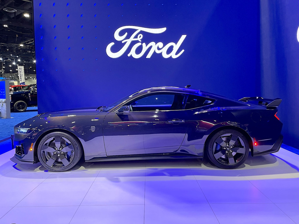 Roda serat karbon Ford Mustang Dark Horse 2024