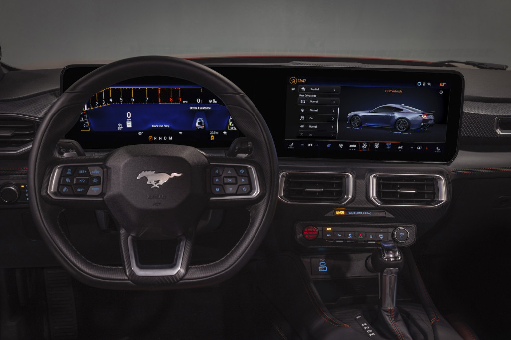 2024 Ford Mustang ট্র্যাক থিম এবং কাস্টম মোড স্ক্রীন