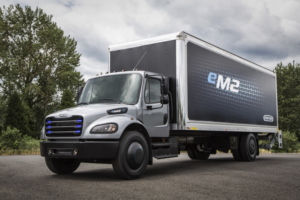 Camion court-courrier électrique Freightliner eM2