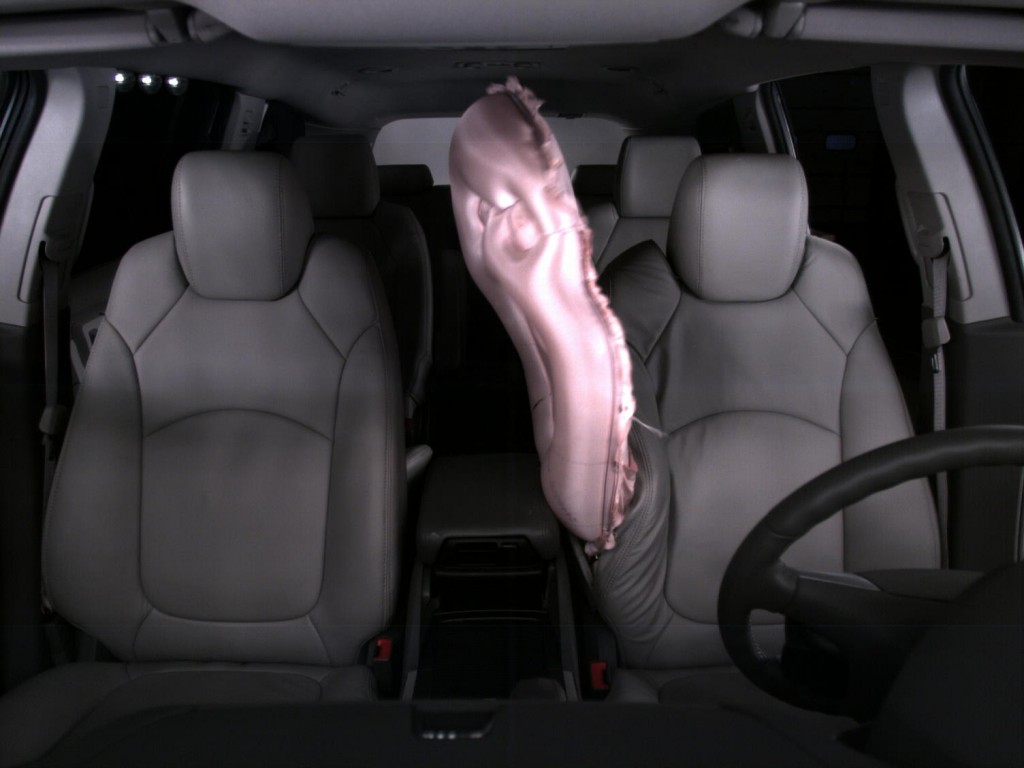 GM and Takata's front center air bag. Image: © GM Corp.