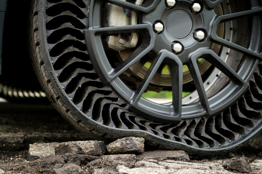 Prototype GM airless tire, Michelin Uptis
