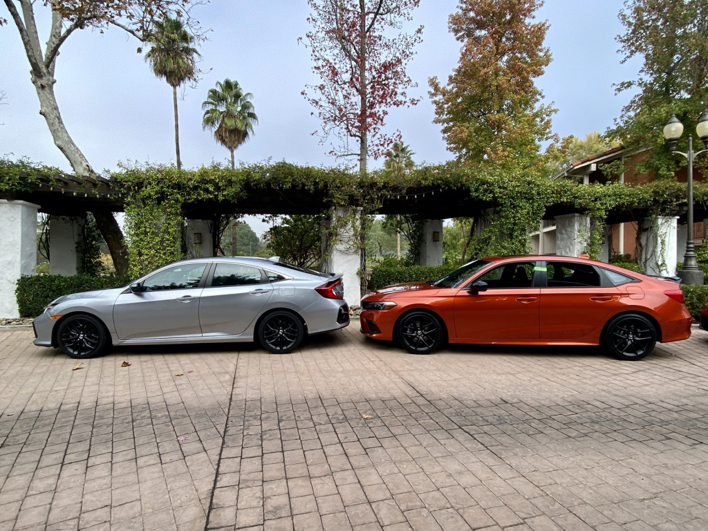 2022 Honda Civic Si in Blazing Orange, and 2021 Honda Civic Si in Lunar Silver Metallic