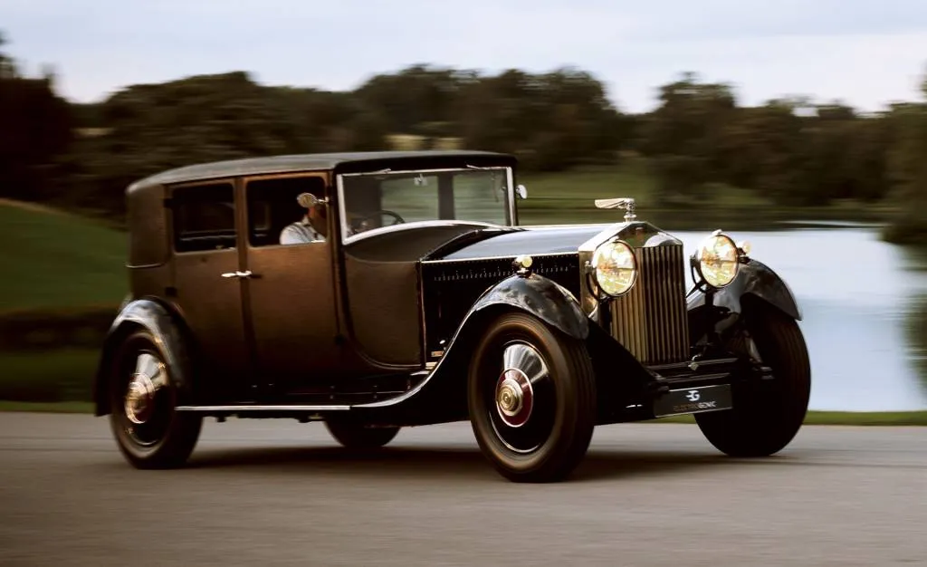 Jason Momoa con una Rolls Royce Phantom EV del 1929 convertita da Electrogenic