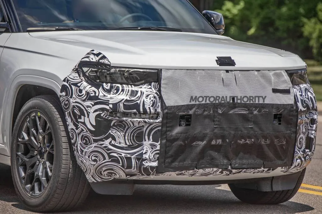 2026 Jeep Grand Cherokee spy shots - Photo credit: Baldauf