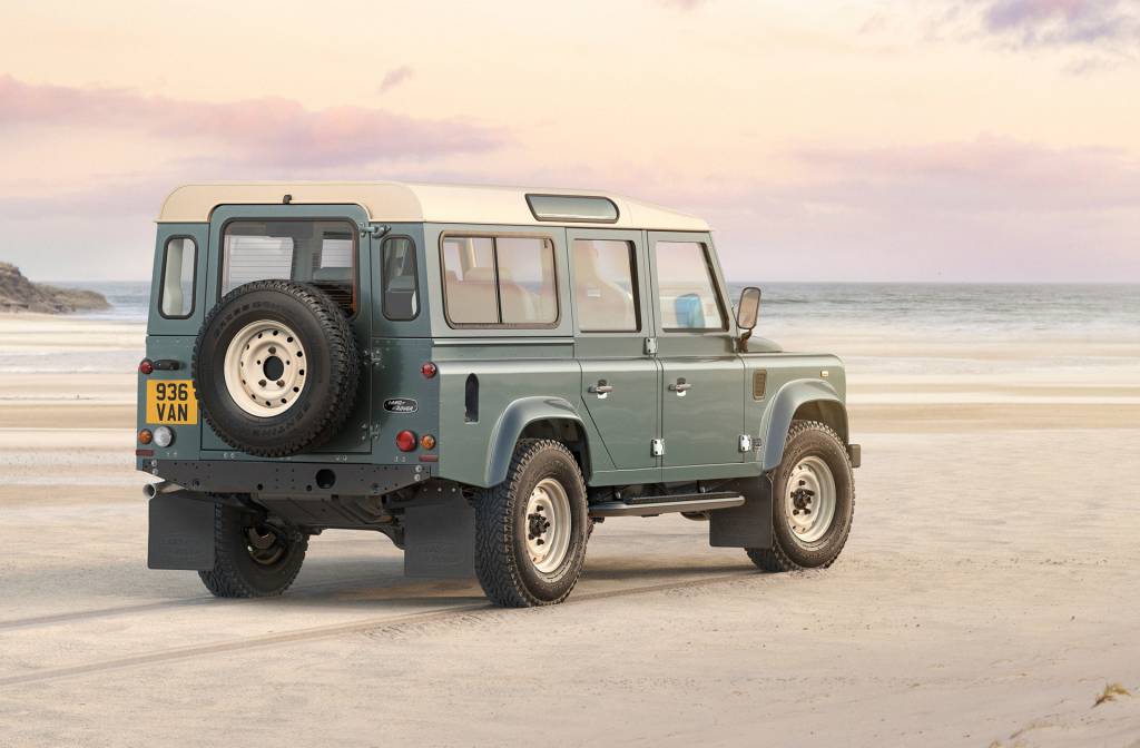 land rover classic defender v8 by works bespoke 100940454 l - Auto Recent