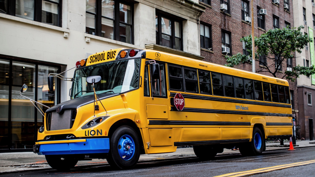 Electronic school bus Lion C