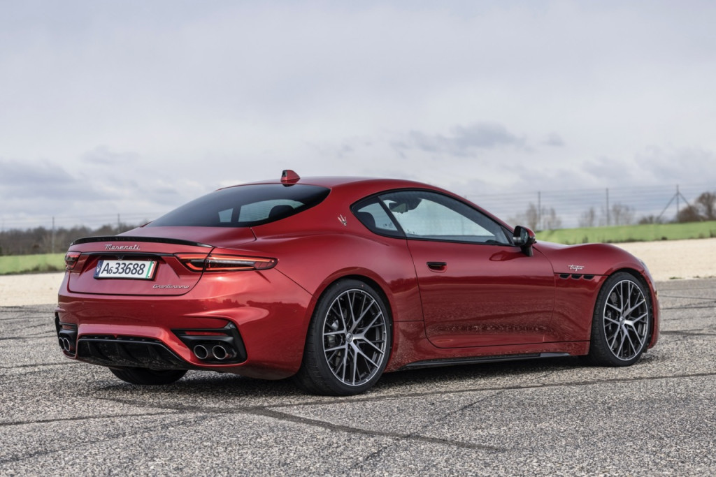 استدعاء سيارة Maserati GranTurismo 2024 بسبب عرض مستوى الوقود الخاطئ