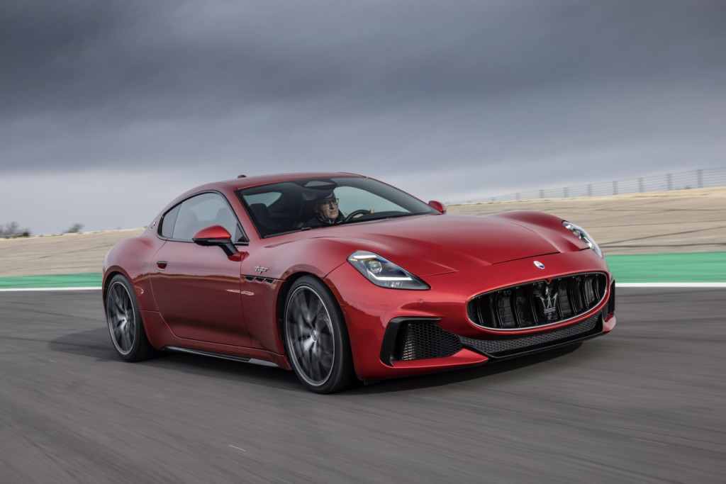 استدعاء سيارة Maserati GranTurismo 2024 بسبب عرض مستوى الوقود الخاطئ