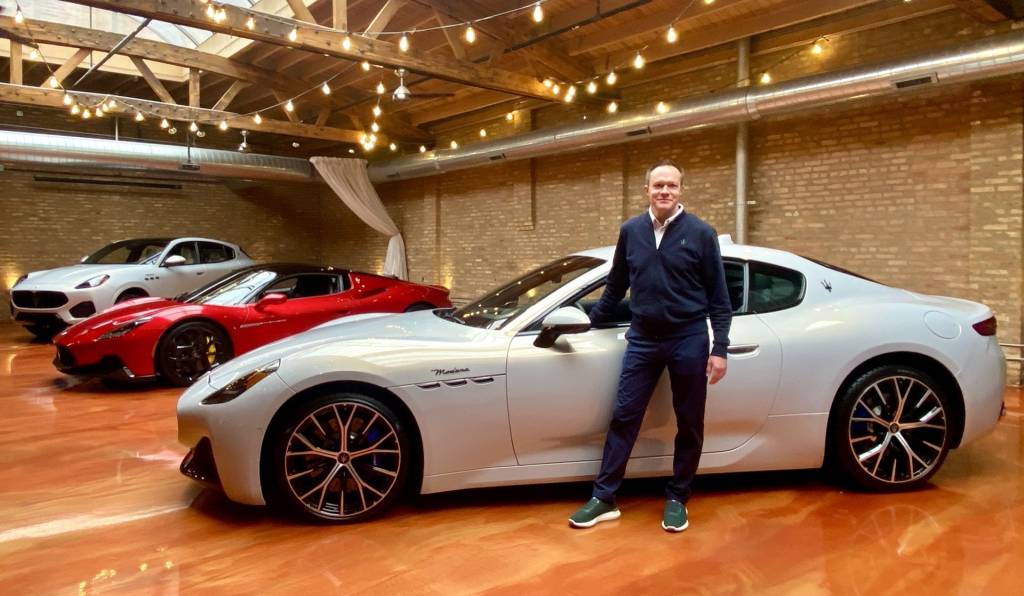 Bill Peffer, VD för Maserati Americas, poserar bredvid 2024 års Maserati GranTurismo