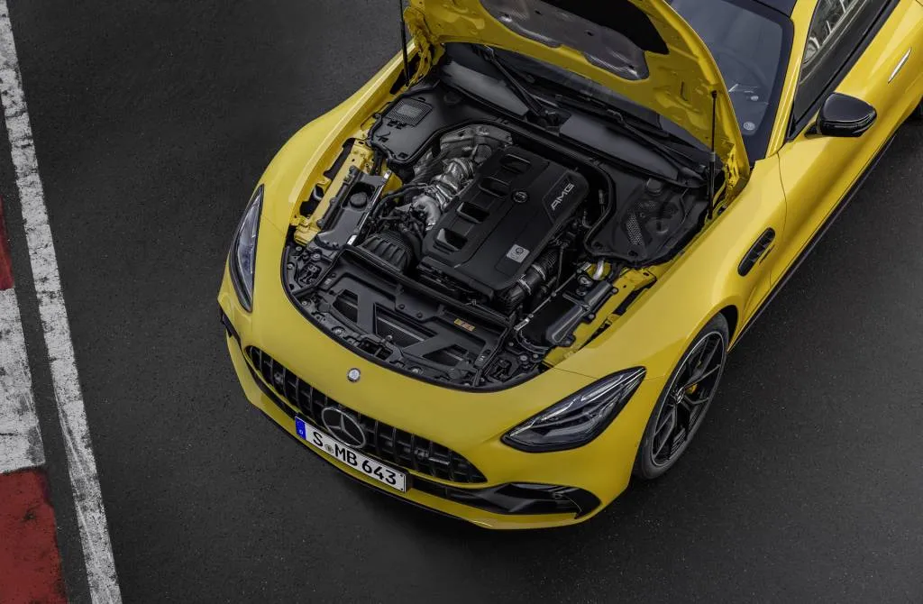 El Mercedes-AMG GT 43 2025 está equipado con un motor de 4 cilindros y tracción trasera