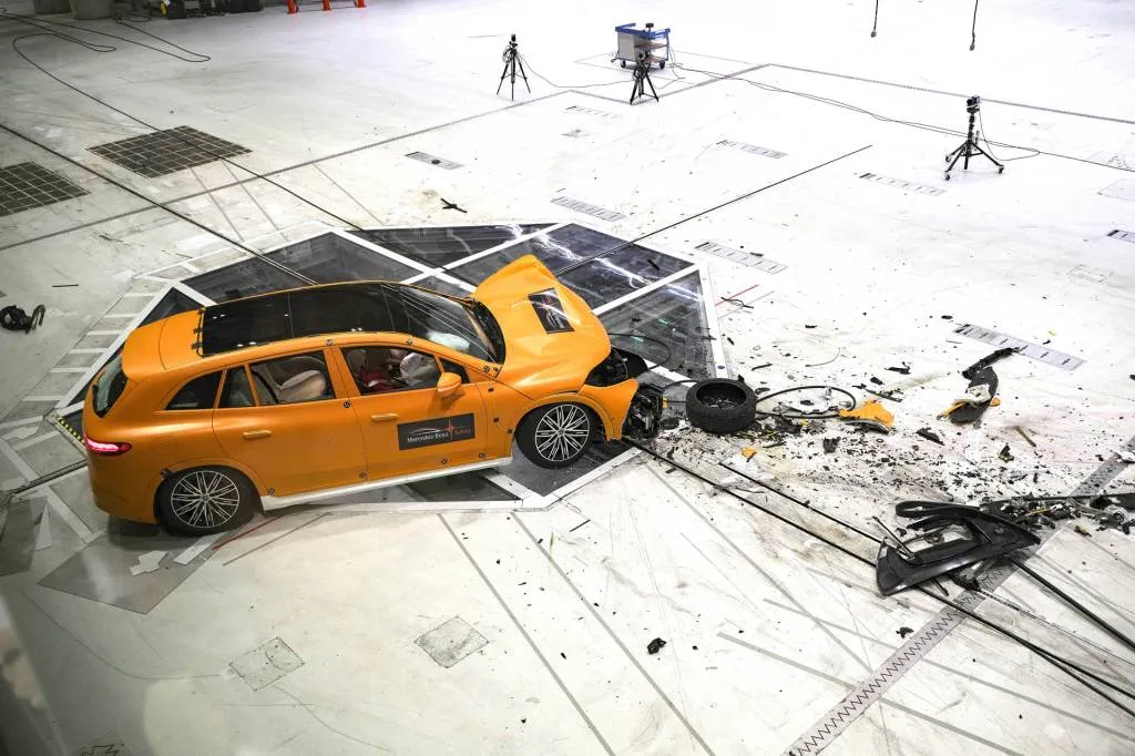 Mercedes-Benz EQS SUV and EQA crash test