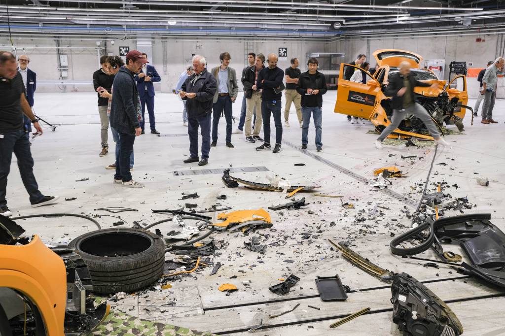 Mercedes-Benz EQS SUV and EQA crash test