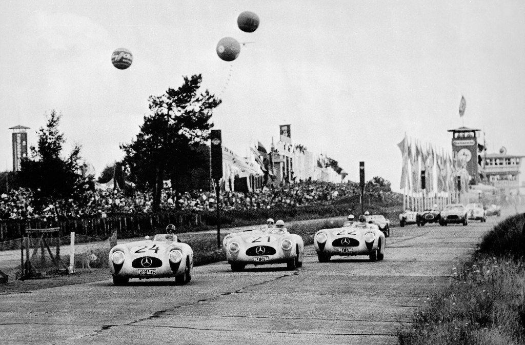 1952 年のニュルブルク リンクでメルセデス ・ ベンツ W194 レースカー 1952
