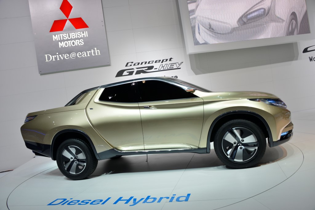 Mitsubishi GR-HEV hybrid pickup concept: Geneva Motor Show live photos