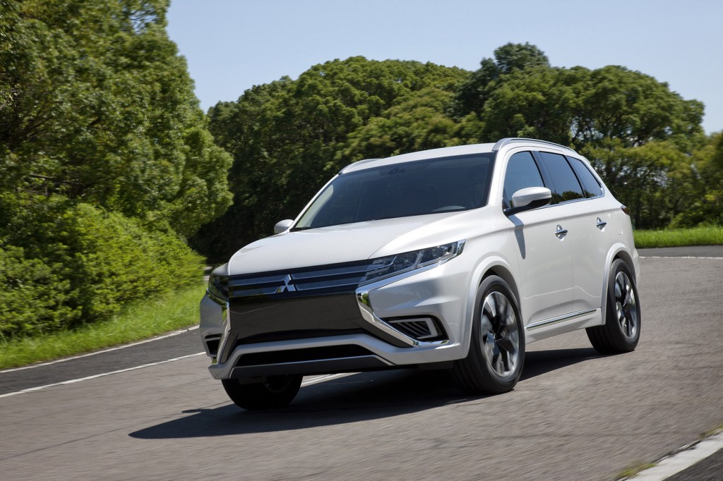 2015 Toyota Camry, Lending Discrimination, Mitsu Outlander PHEV: What’s New @ The Car Connection lead image