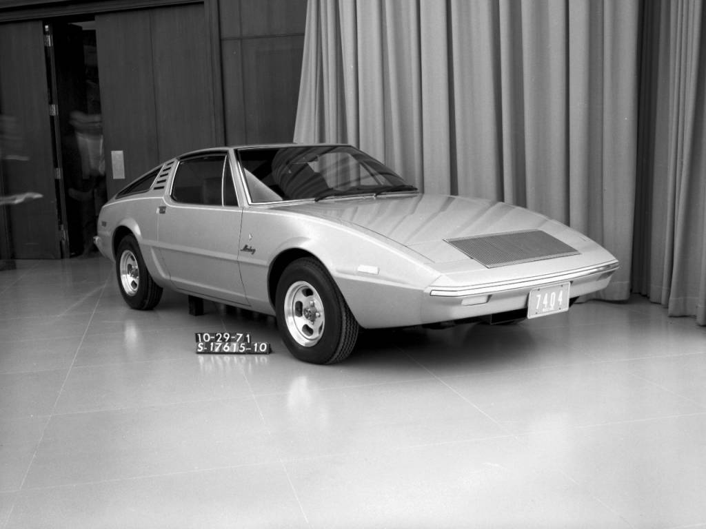 I mitten av 1971 ombads den Ford-ägda designstudion Ghia i Italien att utarbeta två förslag på en fastback och en hardtop.  Denna tredörrars halvkombi ledde vägen till ett snyggare tema för Mustang II, inklusive de ingjutna faux sidoskoporna, en av de få detaljer som faktiskt överlevde för produktion.  (Med tillstånd av Ford Motor Company)