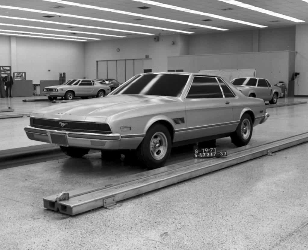 I början av 1971 togs beslutet att byta till en mindre, lättare plattform, men detta designförslag ansågs vara för konservativt och formellt för en Mustang.  (Med tillstånd av Ford Motor Company)