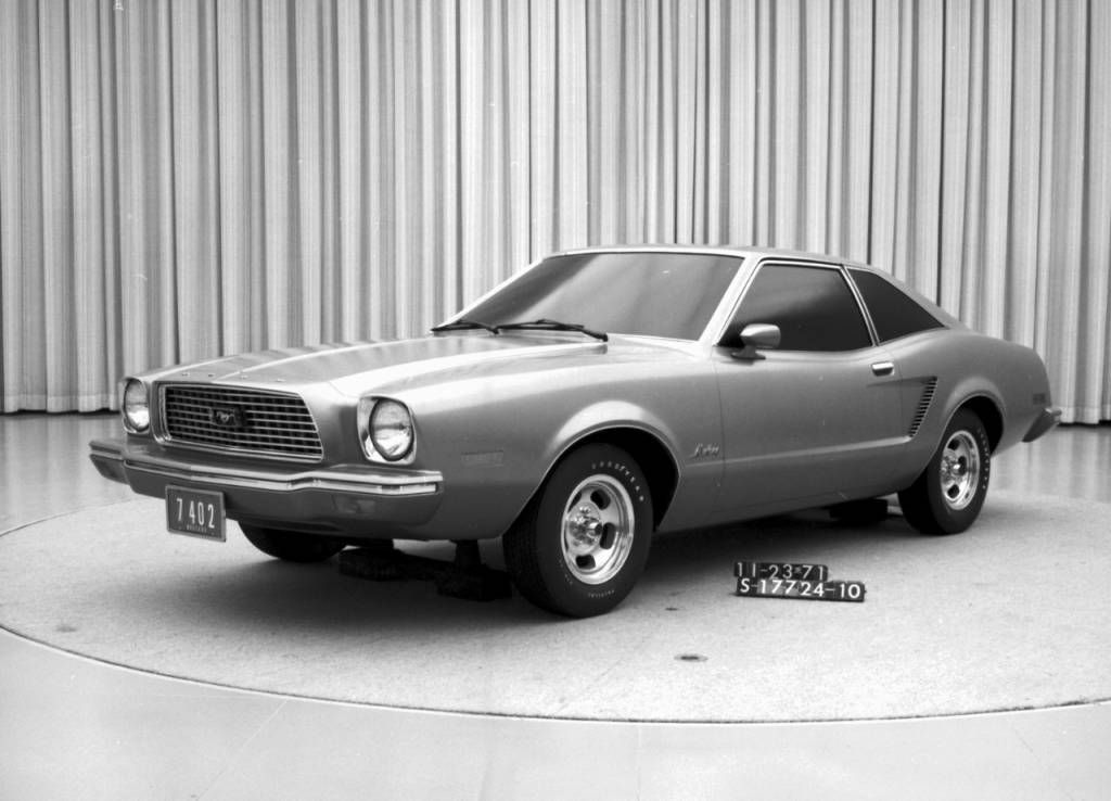 En modell från november 1971 med en front som nästan är identisk med Mustang II från 1974.  Det sluttande bakre glaset i denna hardtop-design övergick så småningom till en mer upprätt design.  (Med tillstånd av Ford Motor Company)