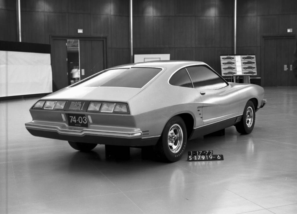 De primära skillnaderna mellan denna modell och produktionen av Mustang II är bakljusen och sidoskoporna, som så småningom skulle tappa bågen.  (Med tillstånd av Ford Motor Company)