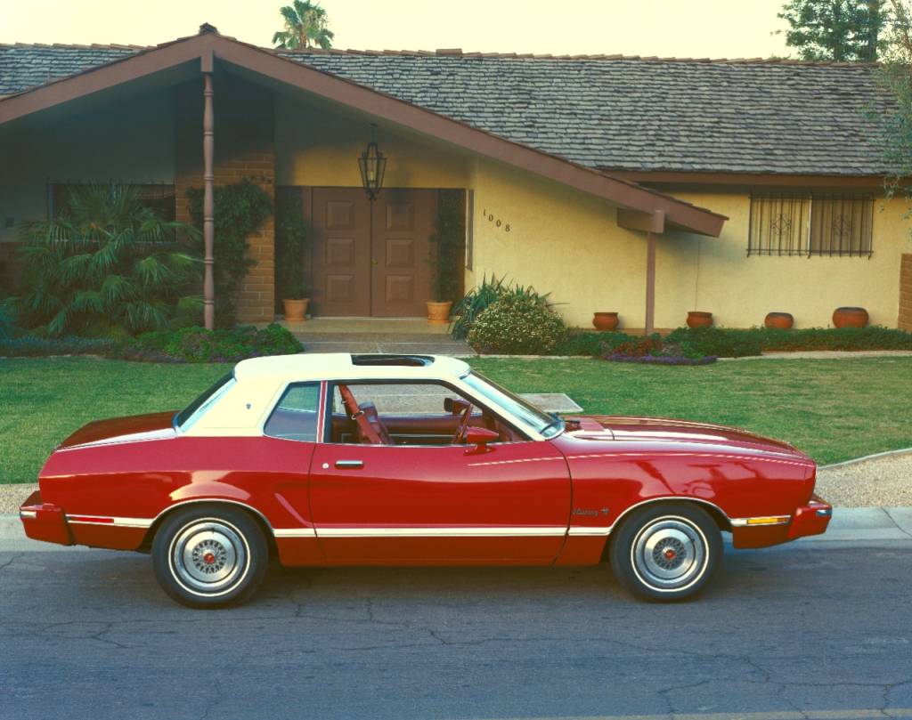 Hösten 1973 började den helt nya Mustang II säljas i hardtop och halvkombi karosser.  Ursprungligen endast tillgänglig med fyrcylindriga och V6-motorer, kom Mustang II lagom till den första stora ökningen av bensinpriserna och bidrog till att vända år av sjunkande försäljning och nådde nästan 300 000 enheter under sitt första modellår.  (Med tillstånd av Ford Motor Company)