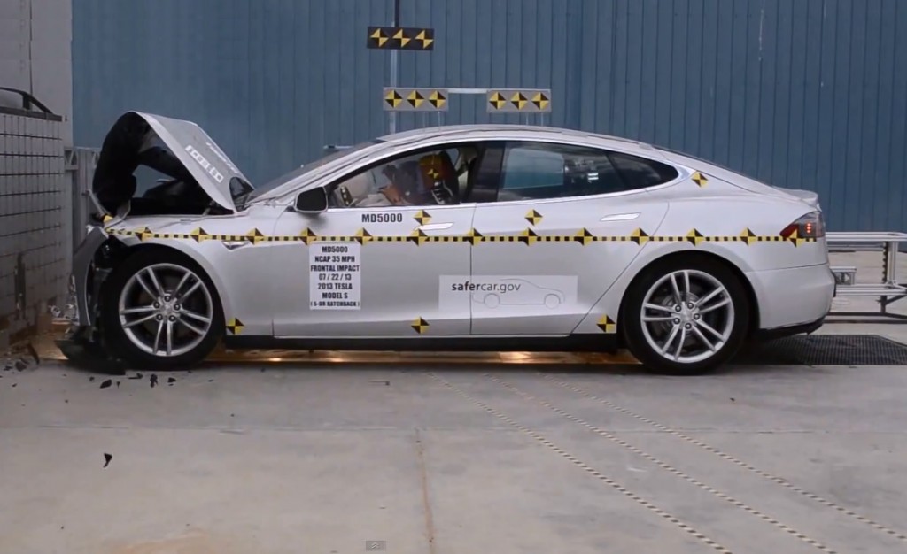 2013 Tesla Model S crash test by NHTSA (Image: crashnet1 Youtube screen grab)