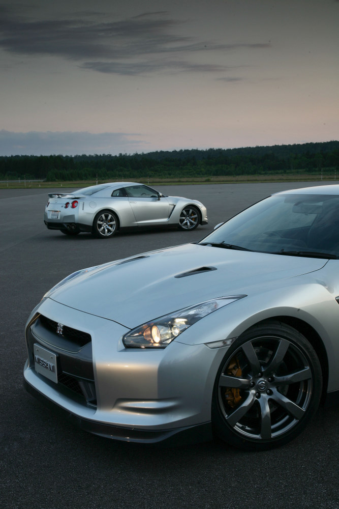 2010 Nissan GT-R Gets Smart Updates lead image