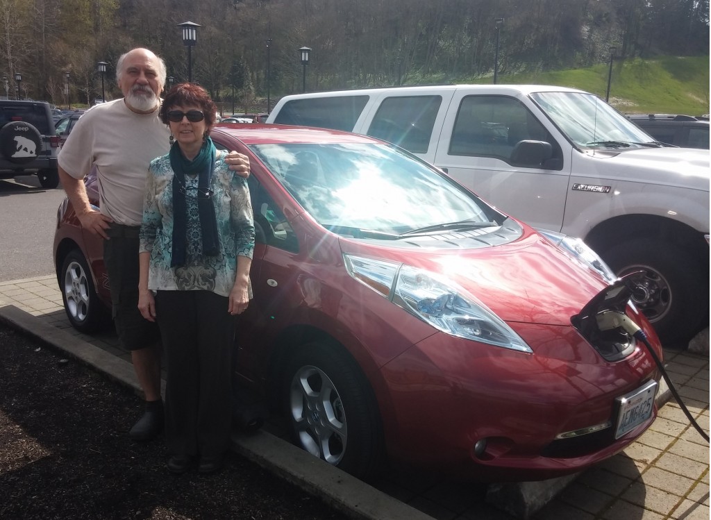 Rick en Linda SantAngelo met de 2011 Nissan Leaf op 96.000 mijl
