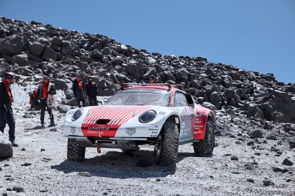 頑丈なポルシェ 911 デュオが世界で最も高い火山に登る