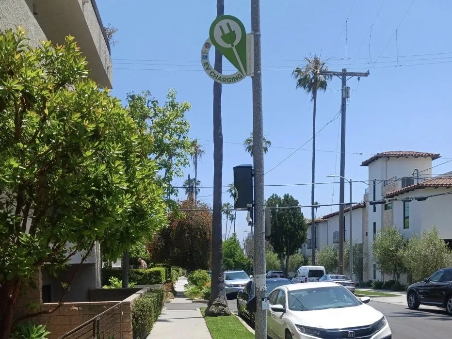 Streetlight EV Chargers in Los Angeles