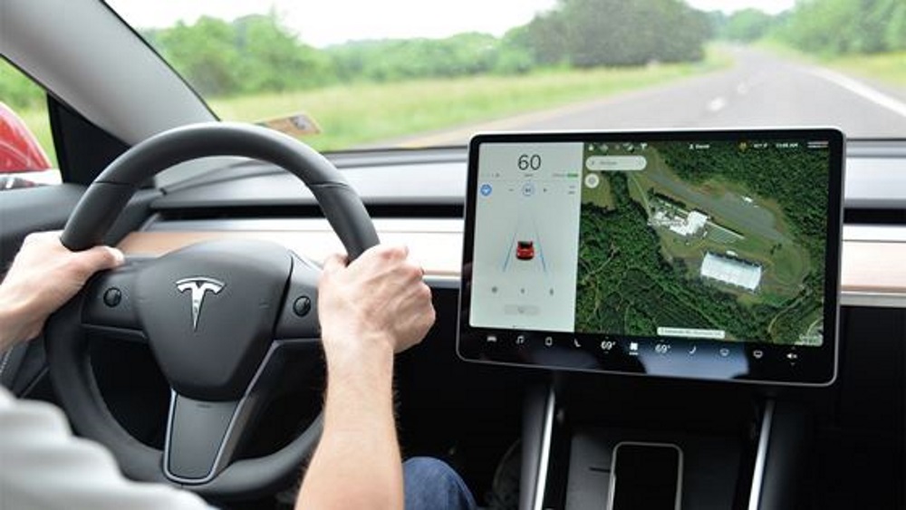 Dasbor Tesla Model 3 dalam pengujian Autopilot dengan IIHS [CREDIT: IIHS]