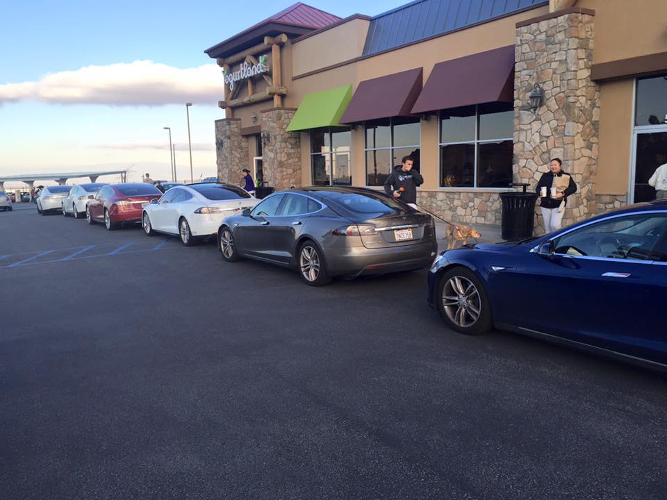 tesla-model-s-electric-cars-at-tejon-ranch-supercharger-december-26-2015-photo-by-tmc-user-lump_100540384_l.jpg