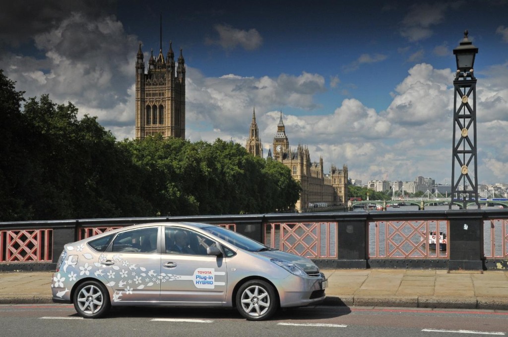 London ups congestion charge on older cars lead image