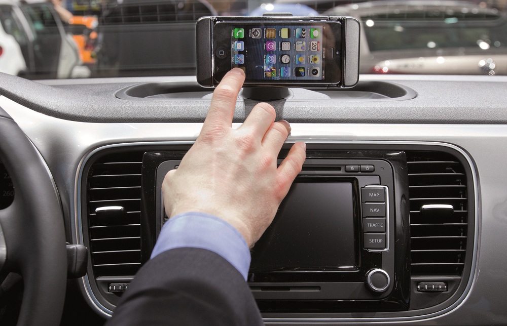 J.D. Power: Drivers Ignore High-Tech Car Features, Don't Want Apple CarPlay Or Android Auto