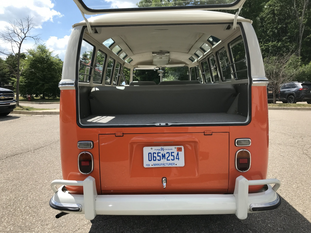 1967 VW Type 2 Microbus 21-Window DeLuxe Samba Bus