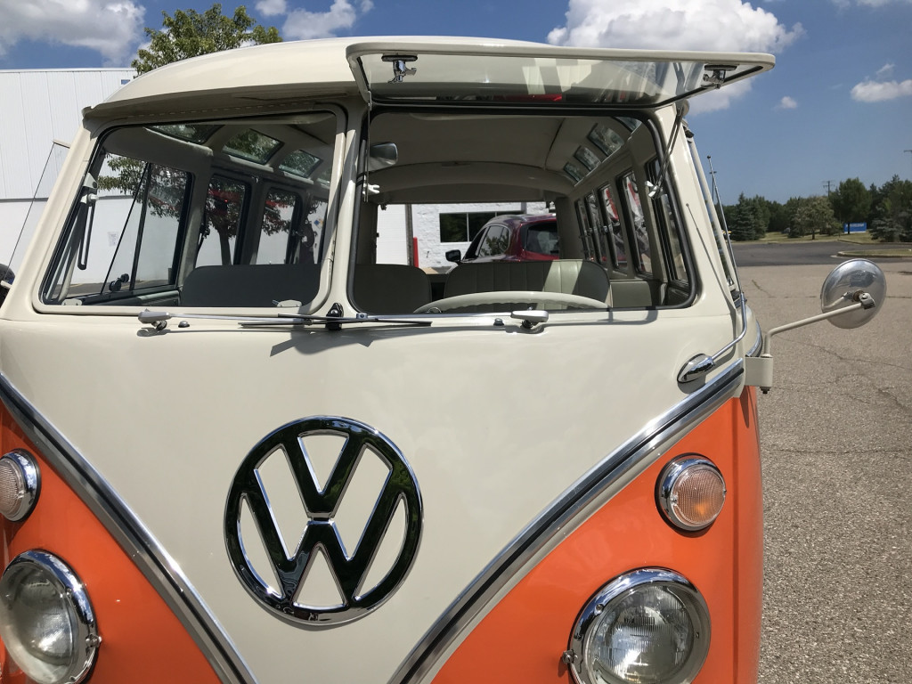 1967 VW Type 2 Microbus 21-Window DeLuxe Samba Bus