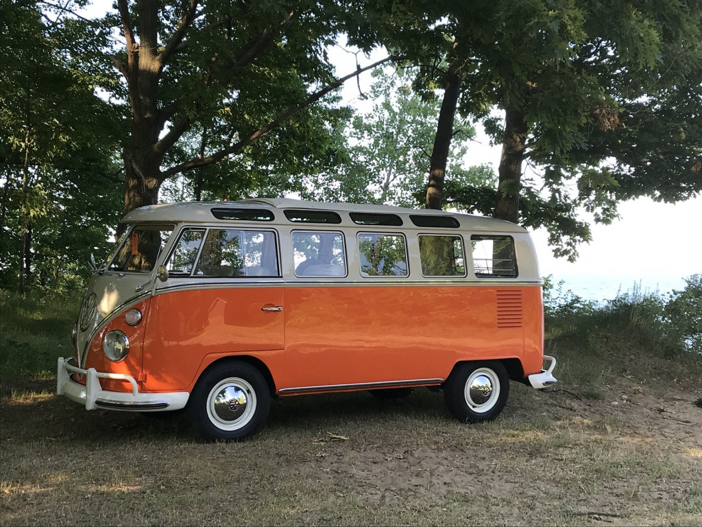 1967 VW Type 2 Microbus 21-Window DeLuxe Samba Bus