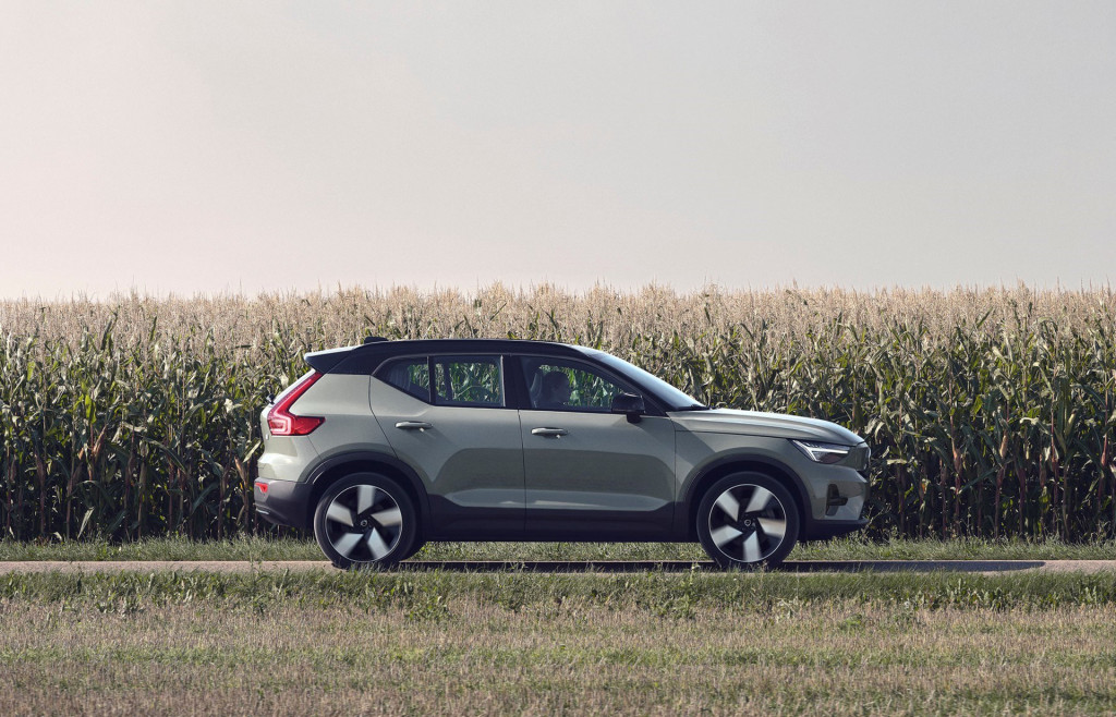 Volvo electrifies entire 2023 lineup, updates XC40 small crossover