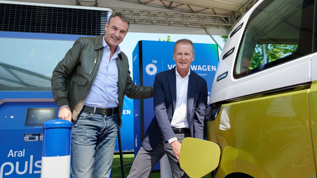 VW CEO Herbert Diess and BP CEO Bernard Looney with Flexpole charger