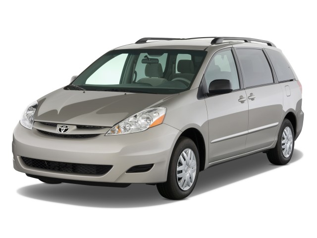 Angular Front Exterior View - 2010 Toyota Sienna 5dr 8-Pass Van LE FWD (Natl)