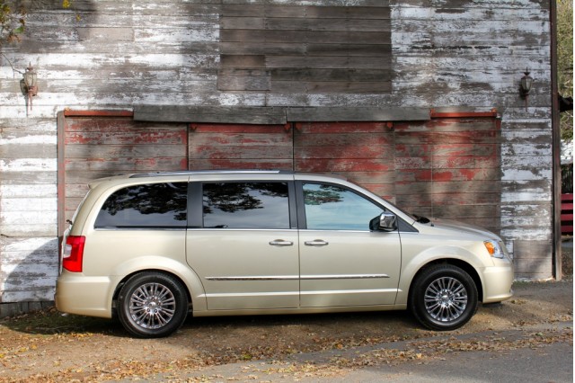 Чем отличается chrysler town country от dodge caravan