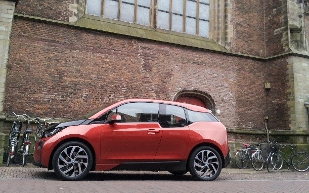  La marca de autos eléctricos 'i' de BMW se encoge de hombros ante la opción de SUV