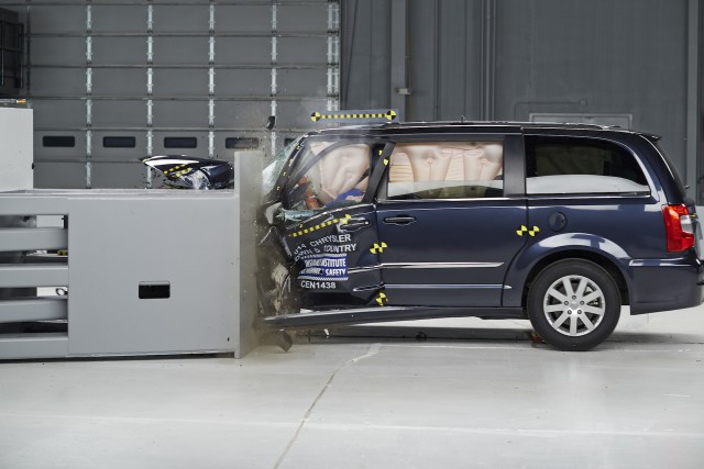 2015 Chrysler Town & Country IIHS small-overlap test