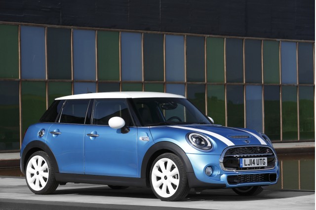 New 2015 MINI Cooper With Five Doors Confuses...Well, Everyone (Video)